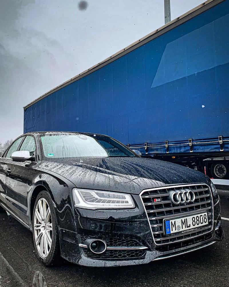 奥迪s8适合什么人开／s8奥迪适合跑长途吗